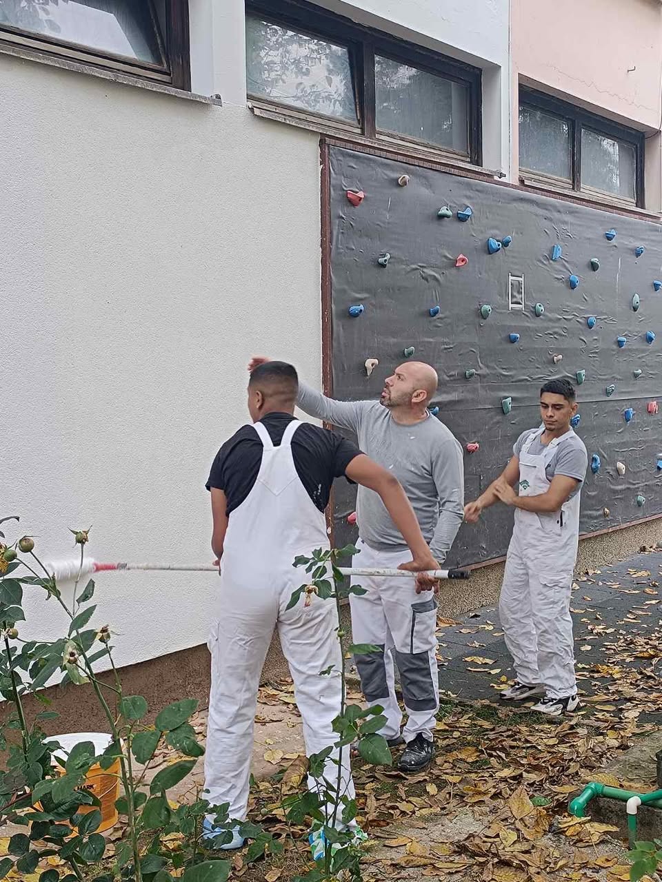 Nastavnik objašnjava učenicima postupak obrade zida